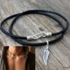 N5618b Collier artisanal pendentif plume en Argent 925 massif sur cordon cuir noir - Bijoux Colliers en ligne Ninanina