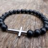 N5636a Bracelet elastique homme perles bois noir croix métal noire - Bijoux Bracelets en ligne Ninanina