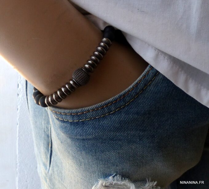 Bracelet artisanal pour homme avec onyx noir mat et perles noires porté - Bijou élégant et durable fabriqué en France