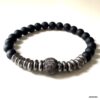 Bracelet homme en perles d’onyx noir mat et perles noires vu de face - Bijou artisanal raffiné et intemporel signé Ninanina