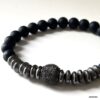 Zoom sur le bracelet artisanal pour homme en onyx noir mat et perles noires - Bijou élégant et moderne
