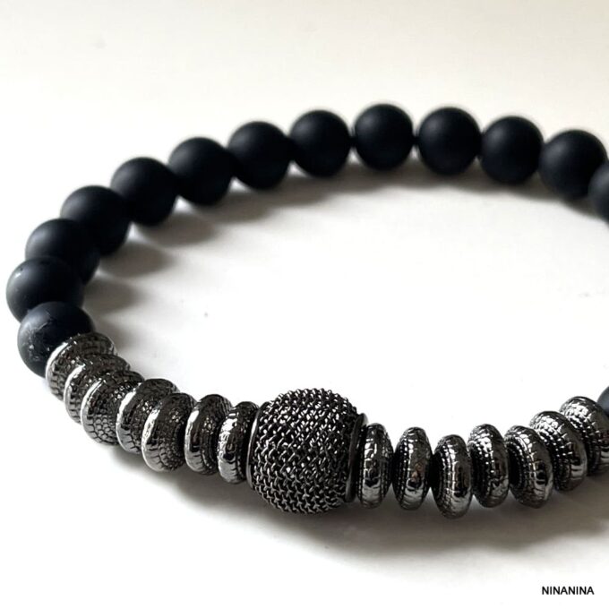Zoom sur le bracelet artisanal pour homme en onyx noir mat et perles noires - Bijou élégant et moderne