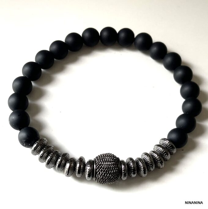 Bijou masculin : bracelet en onyx noir mat avec perles noires fait main vu d'en haut - Accessoire chic fabriqué en France par Ninanina