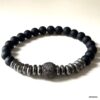 Bracelet pour homme en onyx noir mat avec perles noires sur fond blanc - Bijou artisanal fait main en France signé Ninanina