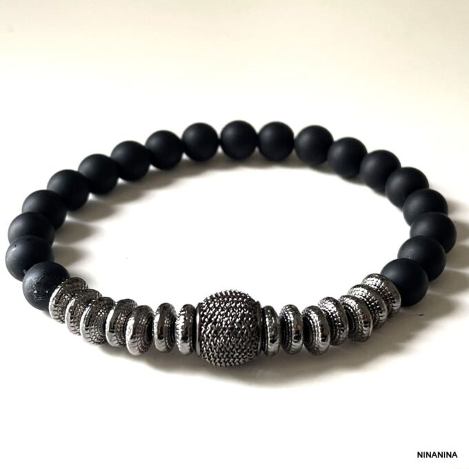 Bracelet pour homme en onyx noir mat avec perles noires sur fond blanc - Bijou artisanal fait main en France signé Ninanina