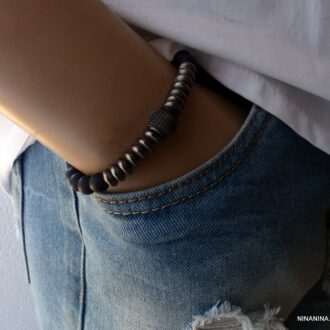 Bijou fait main : bracelet en onyx noir mat pour homme avec perles noires porté - Accessoire artisanal made in France