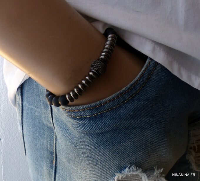Bijou fait main : bracelet en onyx noir mat pour homme avec perles noires porté - Accessoire artisanal made in France