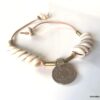 N5673a Bracelet cheville avec coquillage sur cordon cuir naturel - Bijoux de pied en ligne Ninanina