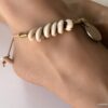 N5673b Bracelet cheville avec coquillage sur cordon cuir naturel - Bijoux de pied en ligne Ninanina