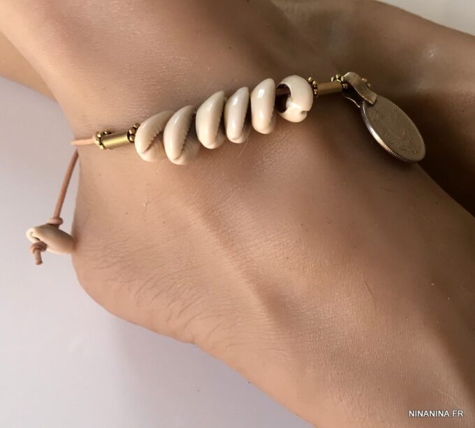 N5673b Bracelet cheville avec coquillage sur cordon cuir naturel - Bijoux de pied en ligne Ninanina