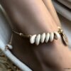 N5673i Bracelet cheville avec coquillage sur cordon cuir naturel - Bijoux de pied en ligne Ninanina
