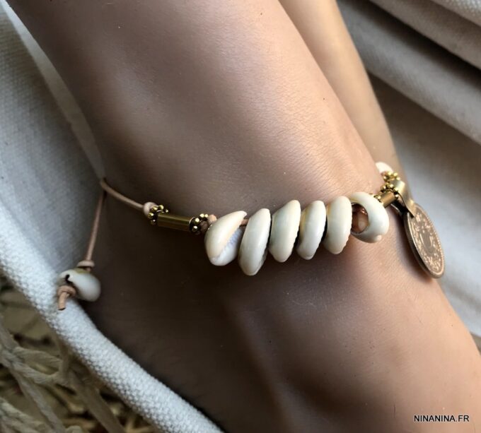 N5673i Bracelet cheville avec coquillage sur cordon cuir naturel - Bijoux de pied en ligne Ninanina