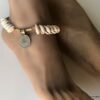 N5673j Bracelet cheville avec coquillage sur cordon cuir naturel - Bijoux de pied en ligne Ninanina