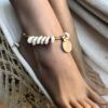 N5673n Bracelet cheville avec coquillage sur cordon cuir naturel - Bijoux de pied en ligne Ninanina
