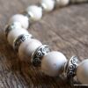 N5676a Bracelet homme stretch elastique perles turquoises blanches rondelles métal argent NINANINA