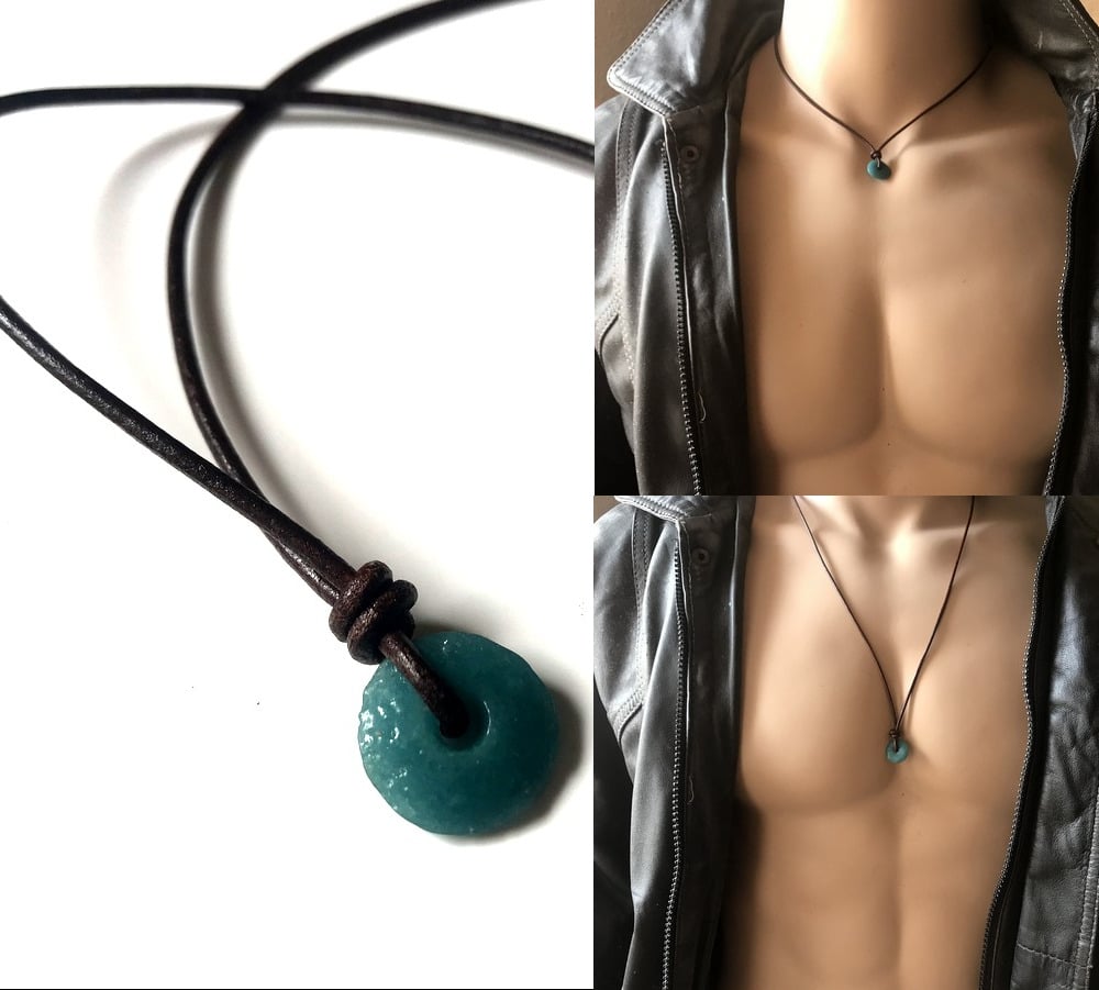 Collier surfeur homme, tour de cou cordon cuir, collier vert noir, bijoux  boho, tour de cou surf perlé, cadeau pour lui, collier hématite -   France