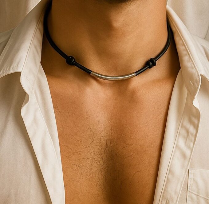 N5724c Collier ras de cou cordon cuir homme avec perle tube incurvé argent 925 artisanal - Bijoux Colliers en ligne Ninanina