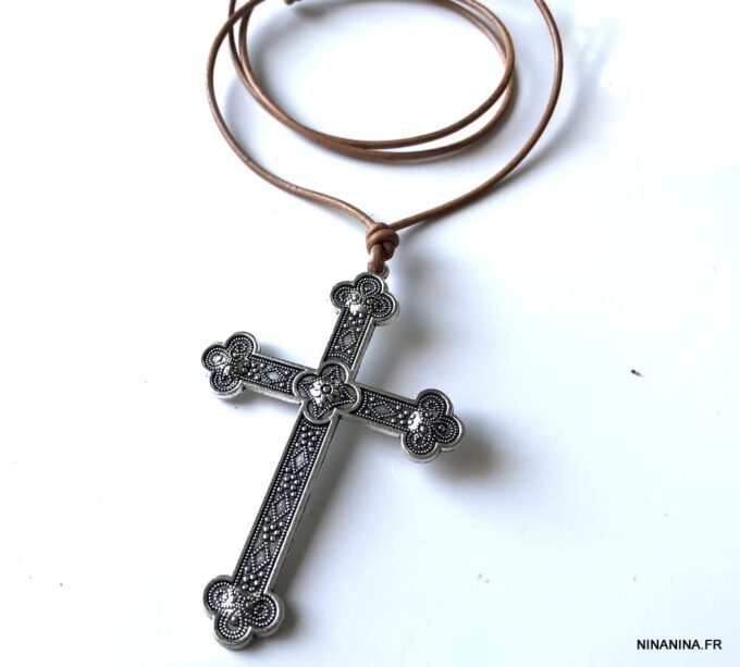 N5740 Collier grosse croix argentée homme cordon cuir réglable - Bijoux Colliers en ligne Ninanina