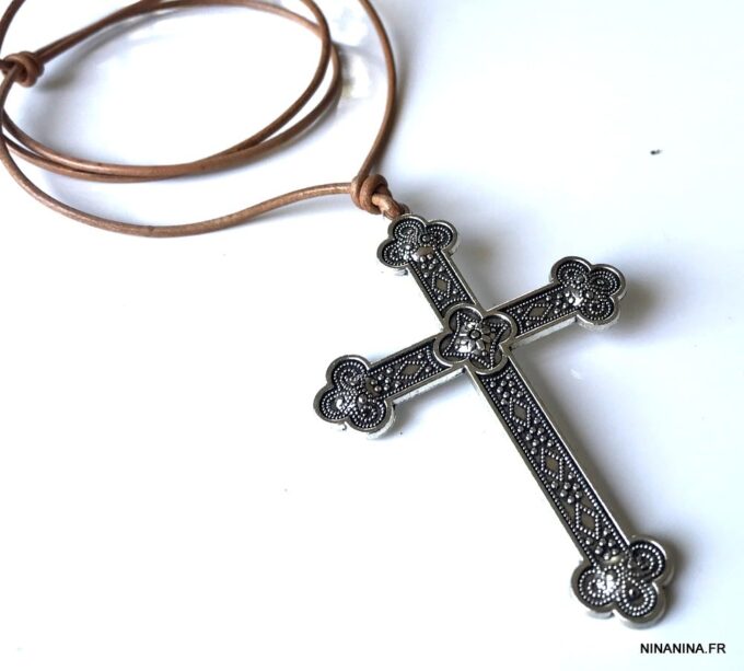 N5740a Collier grosse croix argentée homme cordon cuir réglable - Bijoux Colliers en ligne Ninanina