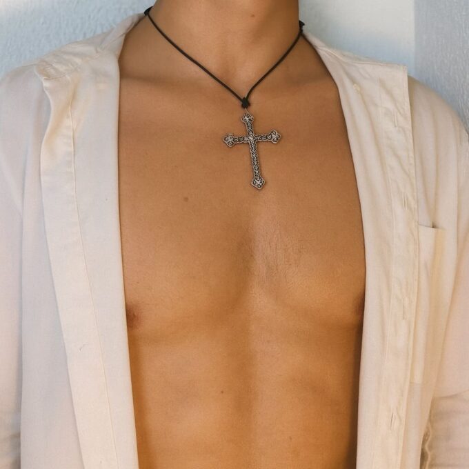 N5740g Collier grosse croix argentée homme artisanal - cordon cuir noir réglable par noeud coulissant - Bijoux Colliers gothiques en ligne Ninanina