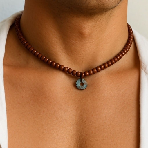 N5752a Collier homme ethnique fait main avec Pendentif bleu et rond sur un rang elastique de perles en bois - Bijoux Colliers ethniques en ligne Ninanina