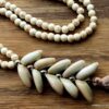 N5787A Collier long coquillages cauri, perles rondes et pompon
