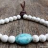 N5824b Bracelet elastique mala homme perles turquoises blanches et perle turquoise naturelle - Bijoux Bracelets en ligne Ninanina