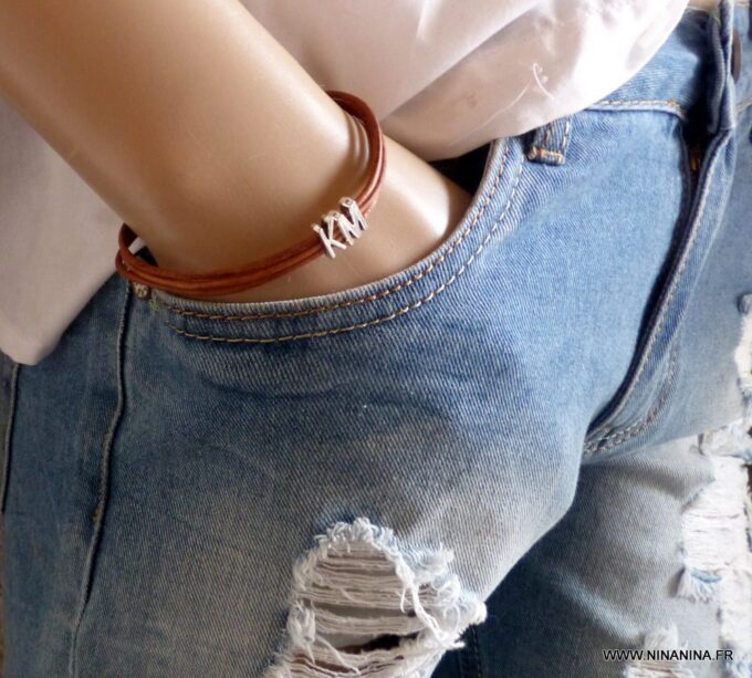 N5827a Bracelet cordon cuir et lettres métal argenté - Bijoux en ligne NINANINA