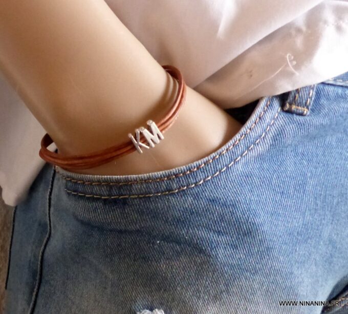 N5827C Bracelet cordon cuir et lettres métal argenté - Bijoux en ligne NINANINA
