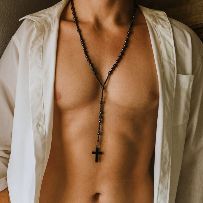 N5875a Chapelet homme pendentif croix chrétienne en hématite et perles noires - Bijoux Colliers en ligne Ninanina