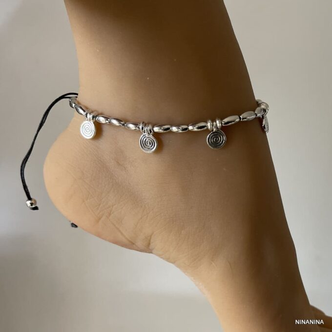 Bracelet de cheville argenté, style bohème chic avec spirales élégantes et perles ovales vue de profil, création Ninanina