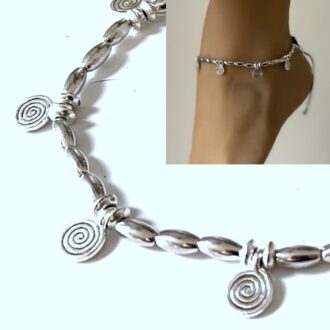 Détails du bracelet de cheville artisanal argenté au design bohème chic avec motifs spirales et perles ovales