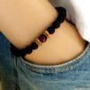 N6024a Bracelet homme strech perles agates noires mattes et oeil de tigre rouge - Bijoux Bracelets en ligne Ninanina