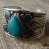 N6044j Bracelet manchette artisanal ethnique indien avec turquoise forme poire sertie - Bijoux Bracelets en ligne Ninanina