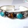 N6046 Bracelet manchette artisanal ethnique indien avec pierre fine turquoise et oeil de tigre ovale sertie - Bijoux Bracelets en ligne Ninanina