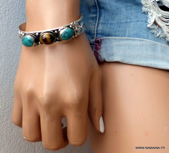 N6046e Bracelet manchette artisanal ethnique indien avec pierre fine turquoise et oeil de tigre ovale sertie - Bijoux Bracelets en ligne Ninanina