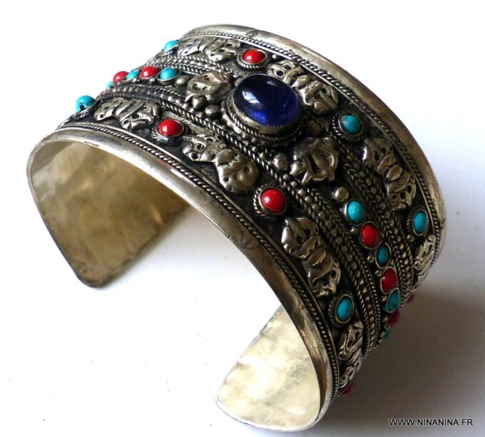 N6047a Bracelet manchette artisanal ethnique avec amethyste ronde, turquoises et corail - Bijoux Bracelets en ligne Ninanina