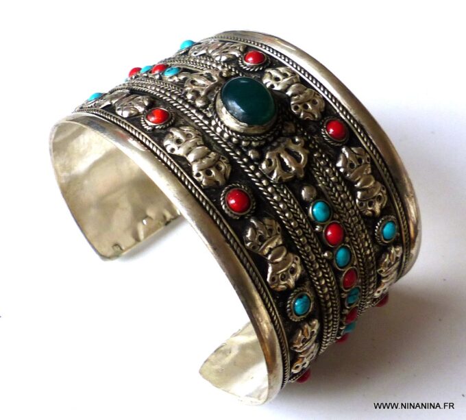 N6047c Bracelet manchette artisanal ethnique avec agate verte ronde, turquoises et corail - Bijoux Bracelets en ligne Ninanina