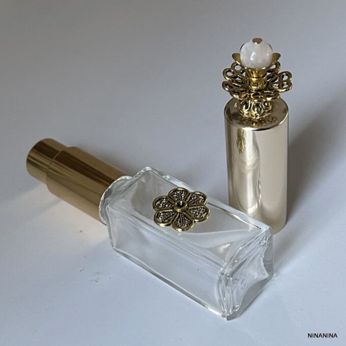 N6165 Flacon parfum original atomiseur pompe métal doré - Accessoires vaporisateurs de parfums en ligne Ninanina Flacon vaporisateur de parfum de forme carrée en verre et métal doré avec pompe rehaussée d'une pierre de lune - Accessoire artisanal chic fait main par Ninanina