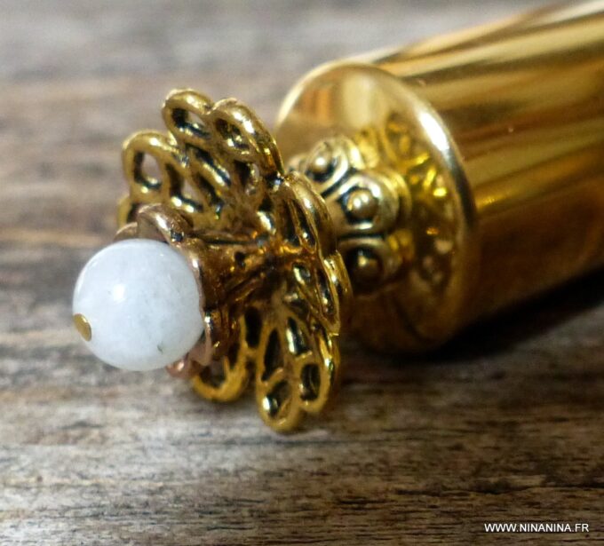 N6165a Atomiseur - Vaporisateur de parfum de sac verre, métal doré et pierre de lune - Accessoires Atomiseurs en ligne Ninanina Détail du flacon de parfum original en métal doré avec atomiseur pompe et bouchon rehaussé d'une pierre de lune - Accessoire artisanal raffiné