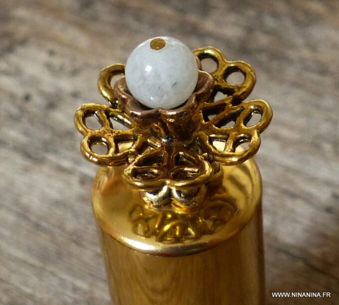 N6165c Atomiseur - Vaporisateur de parfum de sac verre, métal doré et pierre de lune - Accessoires Atomiseurs en ligne Ninanina Zoom sur le flacon de parfum en métal doré avec vaporisateur pompe et bouchon avec pierre de lune - Design élégant et unique