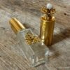 N6165d Atomiseur - Vaporisateur de parfum de sac verre, métal doré et pierre de lune - Accessoires Atomiseurs en ligne Ninanina Bijou artisanal : flacon de parfum avec atomiseur pompe en métal doré - Élégance et durabilité garanties par Ninanina