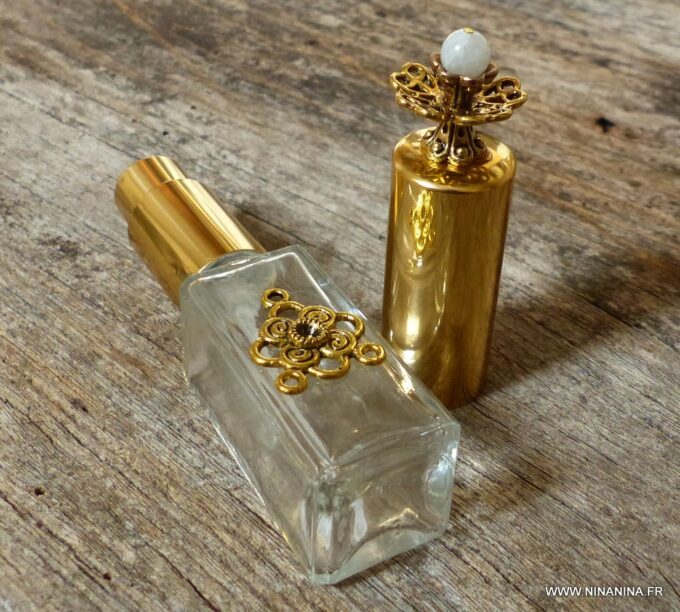 N6165d Atomiseur - Vaporisateur de parfum de sac verre, métal doré et pierre de lune - Accessoires Atomiseurs en ligne Ninanina Bijou artisanal : flacon de parfum avec atomiseur pompe en métal doré - Élégance et durabilité garanties par Ninanina