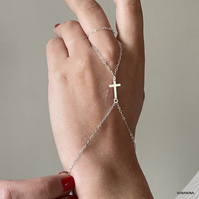 Bracelet bague gothique en argent, orné d’une croix et d’une chaîne reliant la main sur une main pointée en l'air, Ninanina