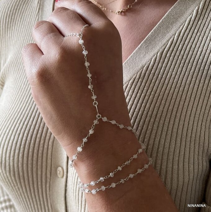 N6243 Bracelet Bague mariage Argent 925 massif Pierre de Lune - Bijoux de mains femmes en ligne Ninanina Bracelet bague en argent 925 massif porté, orné d’une pierre de lune, bijou fait main signé Ninanina