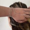 N6243a Bracelet Bague mariage Argent 925 massif Pierre de Lune - Bijoux de mains femmes en ligne Ninanina Bijou élégant pour mariage : bracelet bague en argent massif 925 avec pierre de lune porté sur un main posé derrière la tête, création artisanale
