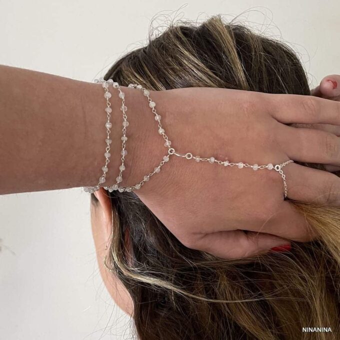N6243a Bracelet Bague mariage Argent 925 massif Pierre de Lune - Bijoux de mains femmes en ligne Ninanina Bijou élégant pour mariage : bracelet bague en argent massif 925 avec pierre de lune porté sur un main posé derrière la tête, création artisanale