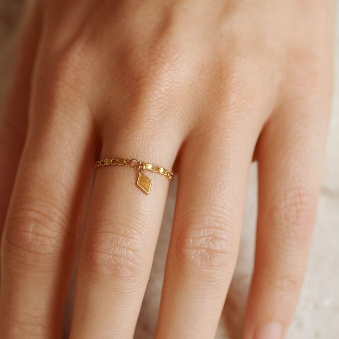 N6267 Bague chaine plaqué or artisanale dorée – Maille fantaisie et petit charm losange - Bijoux bagues boheme en ligne Ninanina