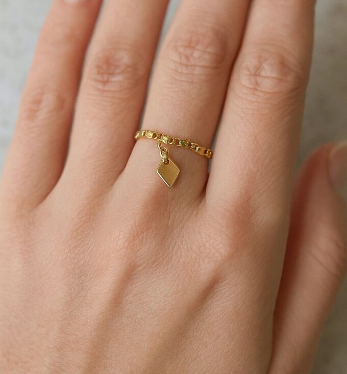 N6267a Bague chaine plaqué or artisanale dorée – Maille fantaisie et petit charm losange - Bijoux bagues boheme en ligne Ninanina