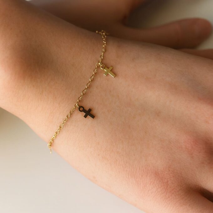 N6272g Bracelet fin avec plusieurs charms croix en Or Laminé (Plaqué Or 14 carats gold filled) artisanal - Bijoux bracelets fins en ligne Ninanina